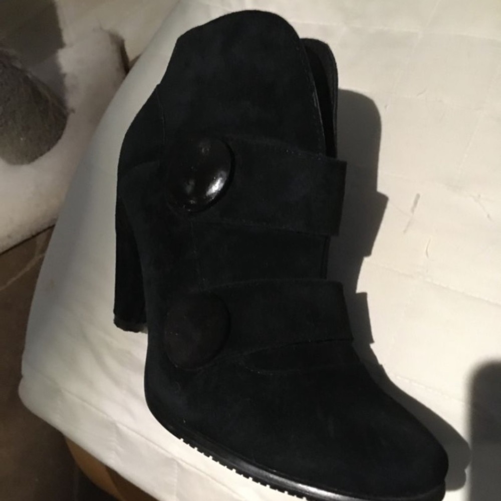 Gorgeous ankle suede black boots Hush puppies